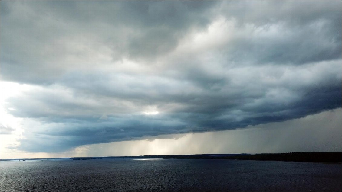 en drainant des orages qui incitent à tout dramatiser.