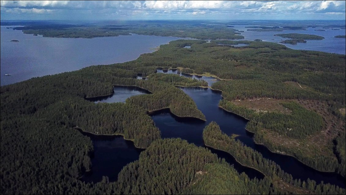Des petits lacs sont enfermés à l’intérieur de cette île immense.