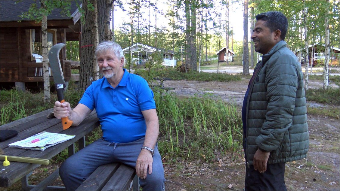 Nous passons nos journées ensemble à préparer la fermeture du camping et Pentti, le voisin d'Israfil, se joint à nous comme pour mieux en rajouter au sentiment de convivialité qui se déroule entre nous.