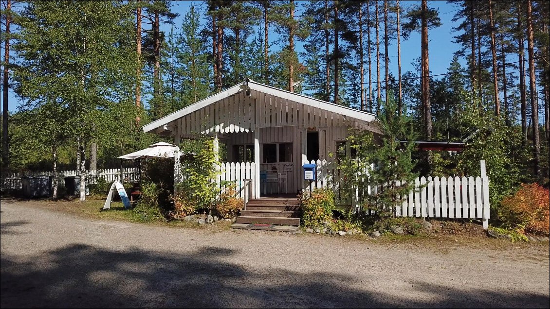 L’accueil du camping.
Des finlandais viennent quotidiennement juste pour y boire un café et, surtout, discuter avec Israfil qui maîtrise le finlandais comme personne, mais il est surtout détenteur d'un sens de la convivialité dont les finlandais aiment profiter. Israfil me confie des anecdotes dont je lui demande l'autorisation pour les rendre publiques, tellement elles sont authentiques :
- Allo Israfil, j'ai besoin de te parler, comment vas tu ?!
- Je vais bien Topbsa, mais pourquoi m’appelles-tu ?
- Pour rien, j'ai juste besoin de parler avec toi !
- Mais tu n'as jamais imaginé que ça puisse me déranger que tu m'appelles tous les jours ?!
- Euh non, je n'avais pas imaginé que cela pouvait te déranger !
- Mais pourquoi m'appelles-tu exactement ?!
- Pour rien de spécial, c'est juste que, si je ne discute pas avec toi chaque jour, je ne me sens pas bien !
- Bon ben, discutons alors !