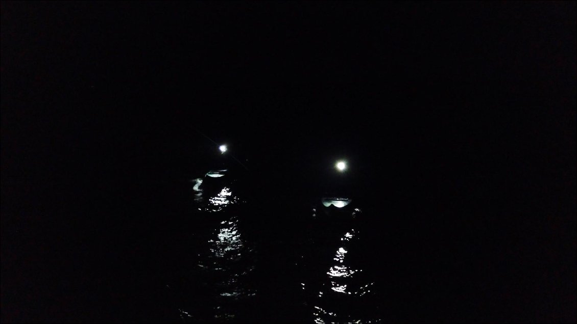 Jamais on n'oubliera ces trois dernières heures à naviguer dans l'obscurité totale sous la pluie et l'orage, secoués par des vagues invisibles, imprévisibles et déchaînées.
Tu me criai ta peur pendant que je noyai la mienne dans la désinvolture que j'avais de te hurler ma joie d’être là, avec toi.
C'est l’unique fois de ce voyage où nous avons vraiment eu peur sans l'avoir partagé, je me devais de rester rassurant pour toi.
Terrifiés par des éclairs susceptibles d'atteindre nos pagaies en carbone, nous y sommes arrivés avec le sentiment muet qu'on le méritait.
Il nous reste tellement d’avenir à vivre.
Ce n'est que la fin de ce carnet.
Seule nous relie la capacité de se comprendre par la simple évidence de ressentir notre filiation.
Je t'aime ma fille, fais en ce que bon te semble, le reste importe peu, il saura s'occuper de nous.