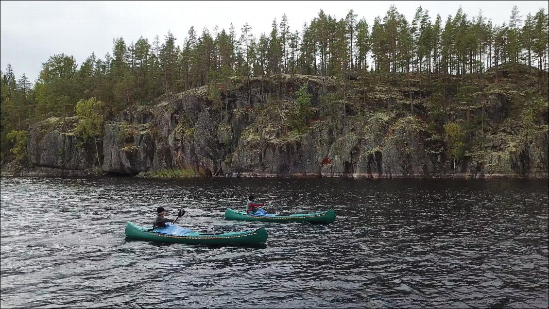 Nous naviguons désormais ensemble et encore pour longtemps.
- Alors "TurtleKanot", on remets ça l'an prochain à deux canoës ?
- Ah ouaiiiiss carrément !
- Mais cette fois on ira vers le nord et on fera 1000 km de canoë !?
- Ah ouaiiiiss j'adore !
- On fera une boucle en partant du camping d'Israfil & Tarja.
- Ah ouaiiiiss trop cool !
- Et on fera encore un film.
- Ah ouaiiiiss génial !
- Mais dis moi, ça te sert à quoi de lire autant de livres si c'est pour me parler avec si peu de mots ??!!
- Ah ouaiiiis tu m’étonnes !
- Quelle saloperie l'adolescence !
- Carrément, LOL !