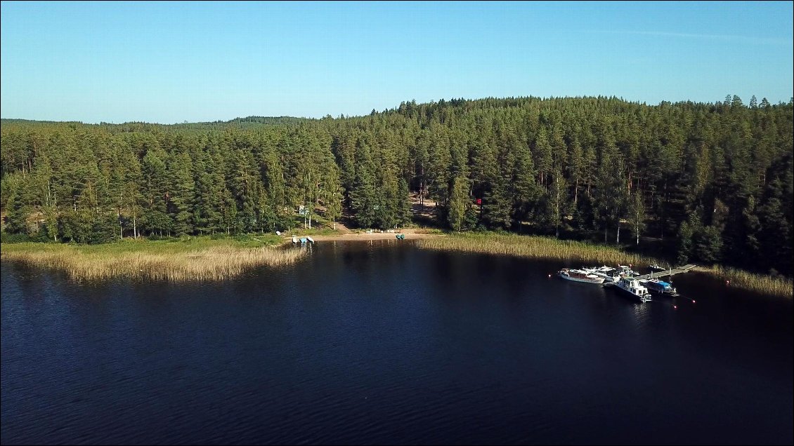 Dès notre arrivée au camping, Israfil & Tarja nous déclarent comme leurs invités et ils nous offrent un cottage et tous les saunas que l'on souhaite ! Aussitôt arrivés, ils nous préparent un repas que nous partageons aussi avec eux.