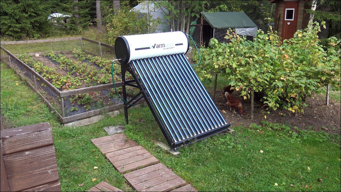 Pentti qui réside juste de l'autre coté de la route nous emmènes chez lui pour nous présenter ses poules, son potager, son sauna, et son chauffe-eau solaire. Il nous offre aussi des fruits de son jardin comme il le fait avec Israfil & Tarja, c'est une consécration.