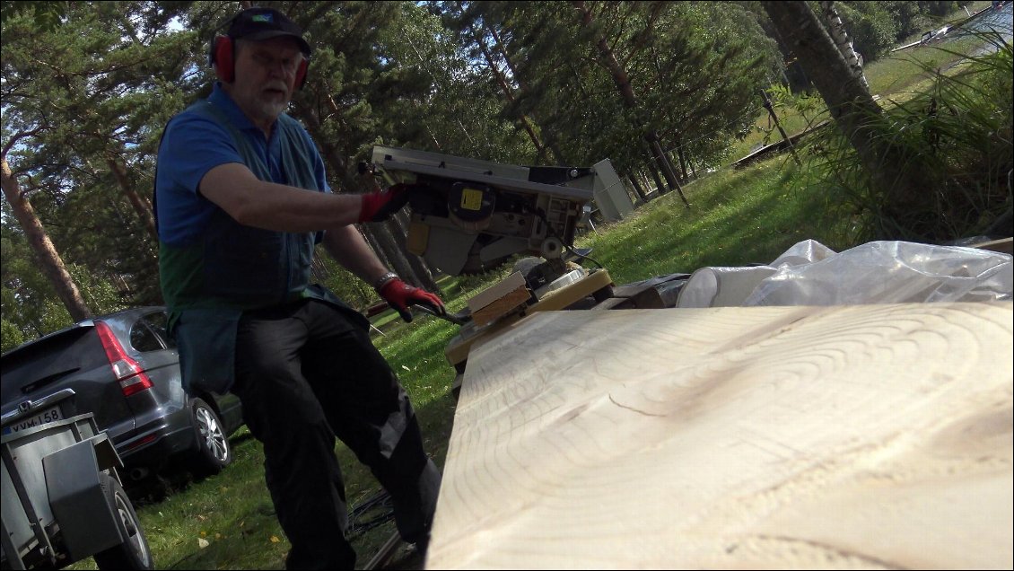 Pentti à passé sa vie à entretenir des maisons en bois et c'est Israfil qui a remarqué que nous avons des points communs dans nos manières de travailler : on ne coupe rien sans la certitude que c'est mérité !