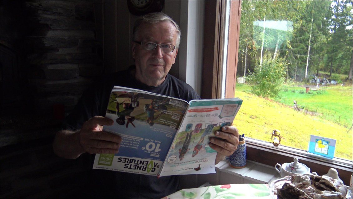 Israfil explique à Eero mon idée désinvolte de faire une telle image, parce que je sais qu'elle figurera dans ce carnet de voyage !
Nous lui avons apporté en ce jour un exemplaire du CA dans lequel il apparaît avec une partie de sa famille.
Je n'oublierai jamais ce temps passé avec toi en plein hiver dans la foret, le jour du réveillon à couper des arbres qui ne nous avaient rien fait.
Eero accepte de prendre la pose avec toute l'humanité qui le caractérise et qui nous a tant touchés quand il est venu à notre rencontre en 2017.
C'est quand tu as inscrit ton age du bout des doigts dans le neige l'hiver dernier, que j'ai eu du mal à y croire.
Mon admiration envers toi est alors montée d'un cran.
Surement que l'on se reverra encore, même sans être capables de comprendre les mots de l'autre.
Mirja absente était en Laponie auprès de sa famille qui en avait besoin.