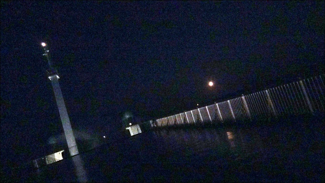 Une dernière nuit à la météo mouvementée sur le ferry pour permettre à SupervagabondS de se croire encore ailleurs, avant de réintégrer la difficulté de devoir accepter chaque jour.
