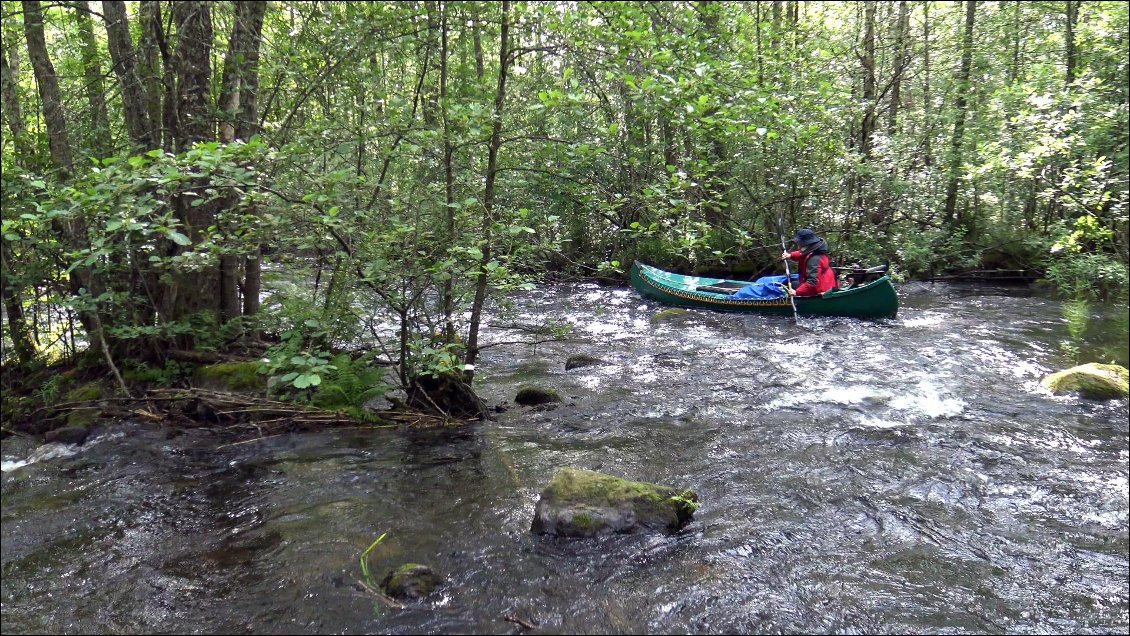 Amélie se lance et le courant l'embarque directement sur une voie de garage, mon unique crainte et de voir l'eau remplir son canoë et ainsi de le figer sur le fond, bloqué par le poids de l'eau.