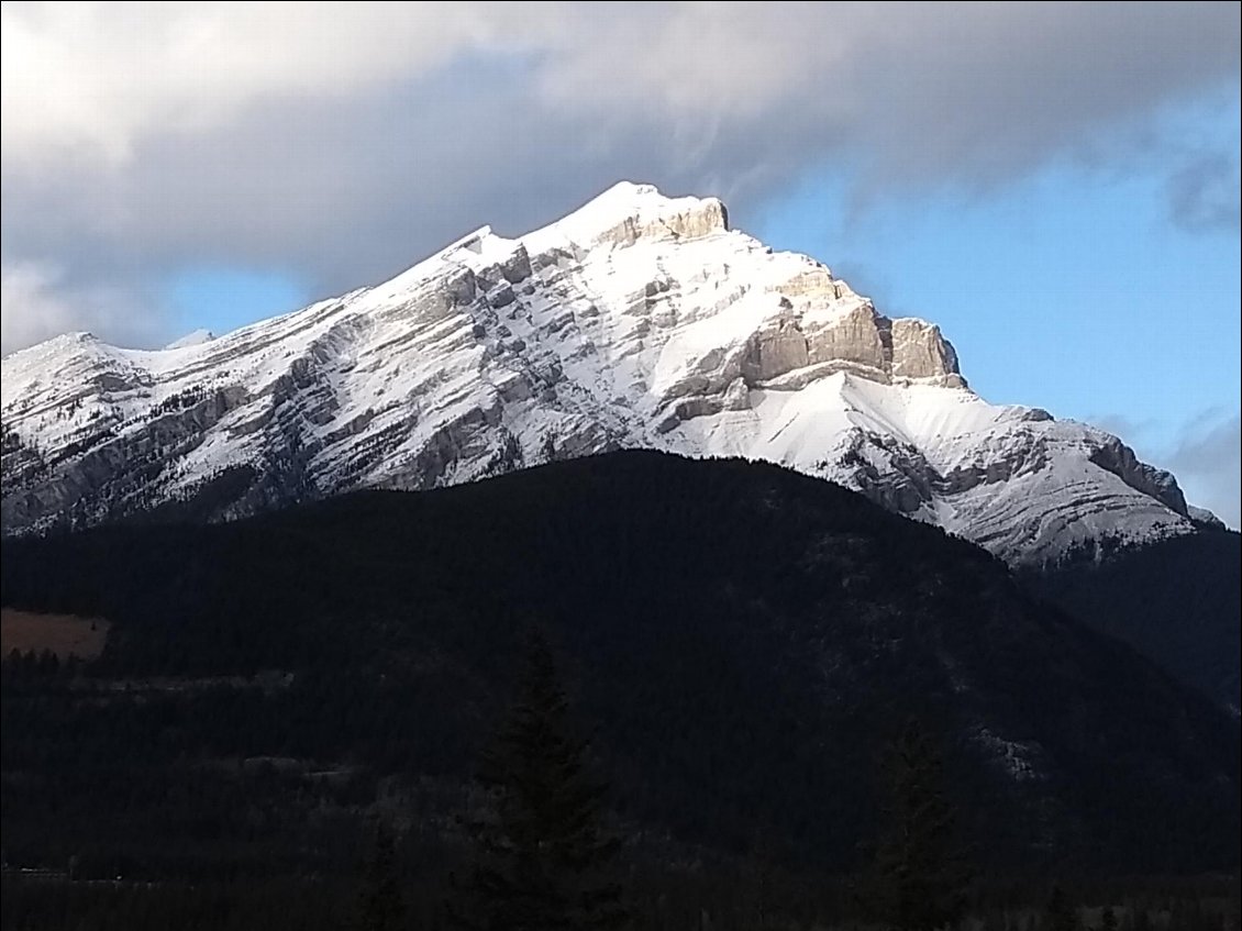 Un rare rayon de soleil sur le mont cascade.