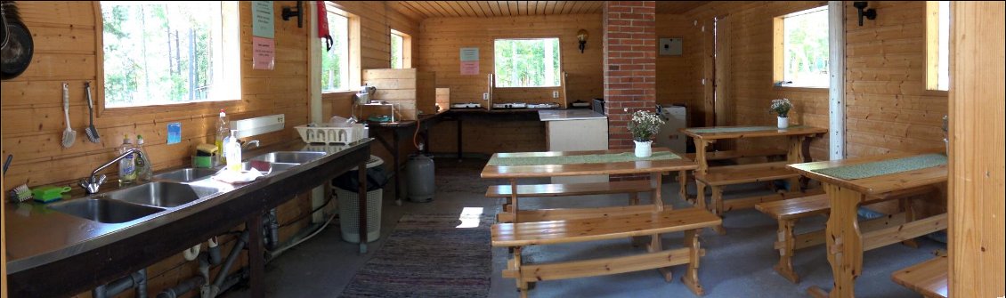 Il y a une cuisine commune au milieu du camping et un coin feu à l’extérieur pour les barbecues.