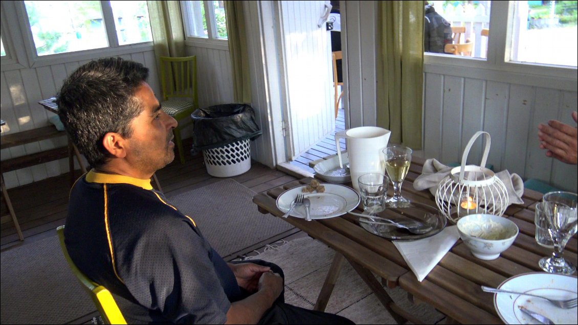 Il possède une psychologie qui en fait l’un des meilleurs traducteur en Finlande. Il m’explique comment il doit s'adapter à chaque situation pour traduire au mieux les sentiments des autres avec une honnêteté, dont je lui avoue ne pas être capable à ce point !