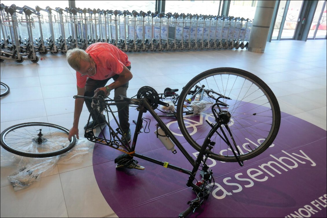 Déballage et montage des vélos à l'aéroport