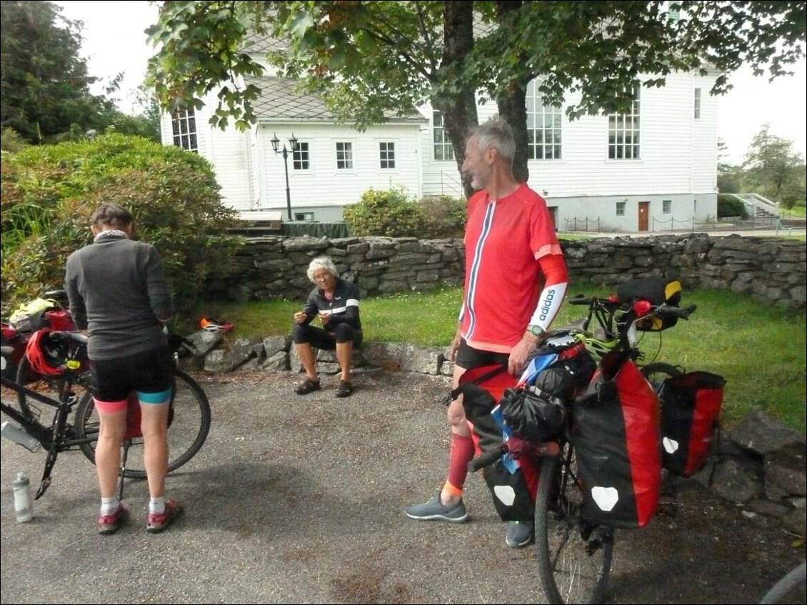 Pause pique-nique près d'une église et d'un cimetière.