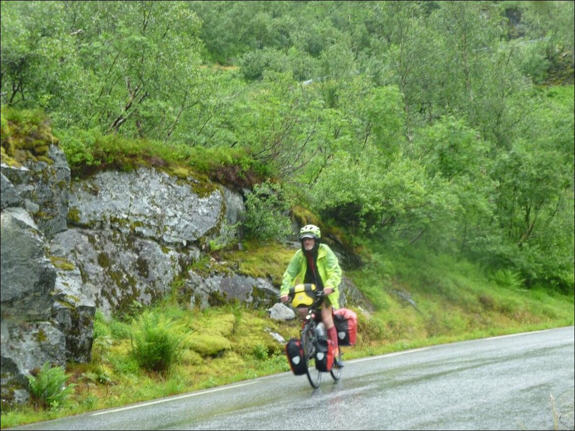 Petite route de montagne sous la pluie.