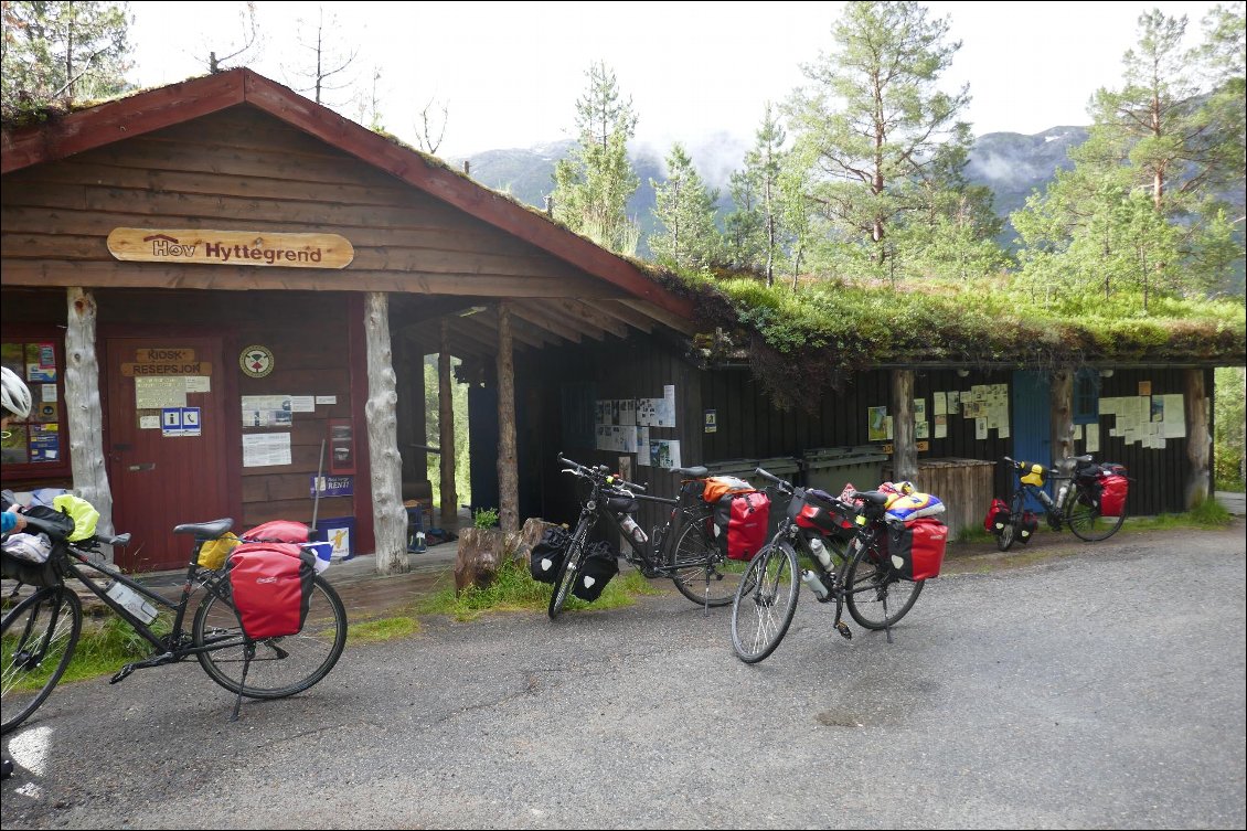 Arrivée au camping. Nous pouvons louer 2 hytters. C'est le confort !