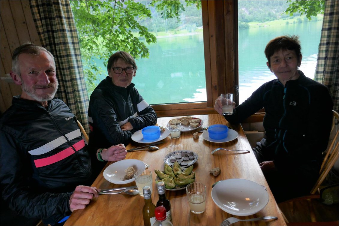 Apéro avec vue panoramique sur le lac.