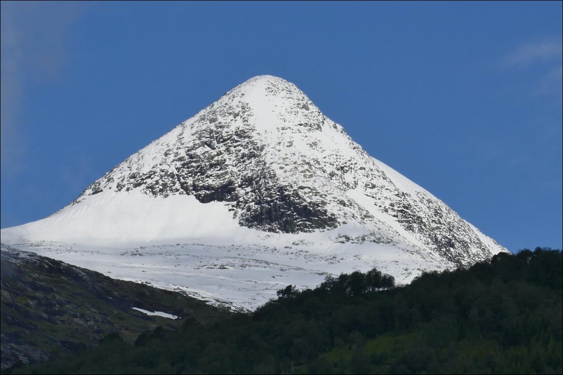Enfin du ciel bleu et des sommets enneigés qui se découvrent.