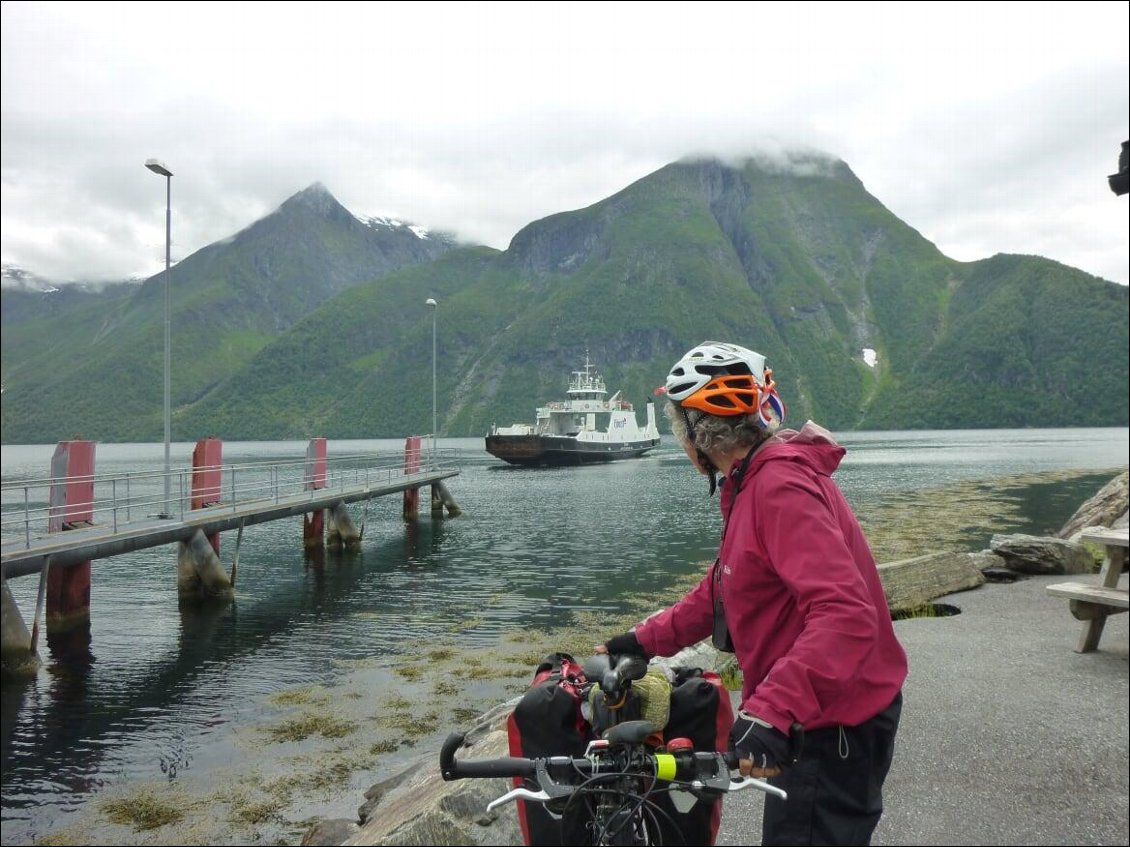 Traversée du fjord en ferry.