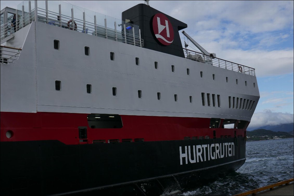 On embarque sur l'express côtier Hurtigruten.