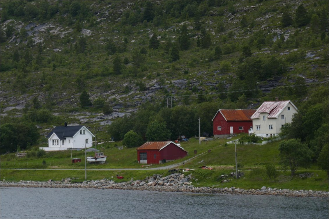 Maisons au fond d'un fjord.