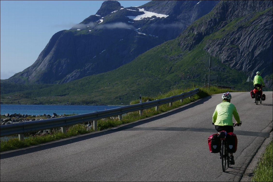 Petite route vers Nusfjord.