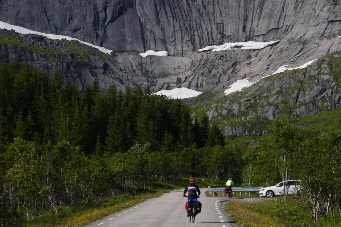 Après la montée, nous plongeons vers le fjord.