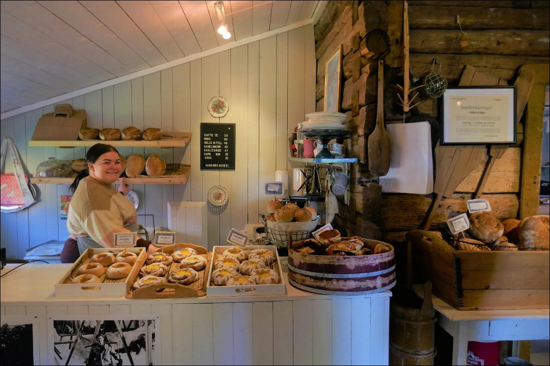 La boulangère est sympathique. Elle fait de l'excellent pain et des gâteaux à la cannelle.