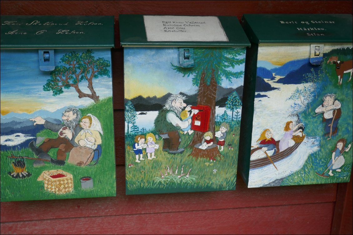 Boîtes aux lettres décorées.