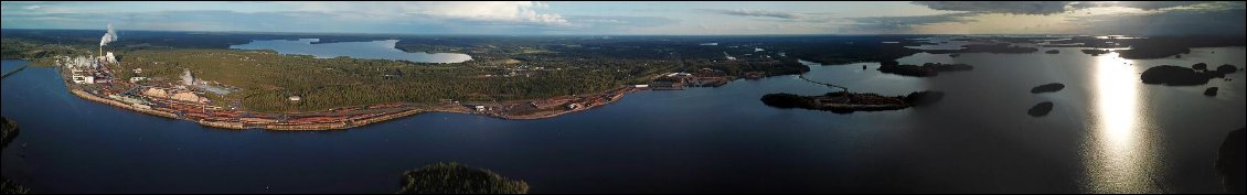 Durant pas loin de deux heures nous naviguons avec l'usine en vue