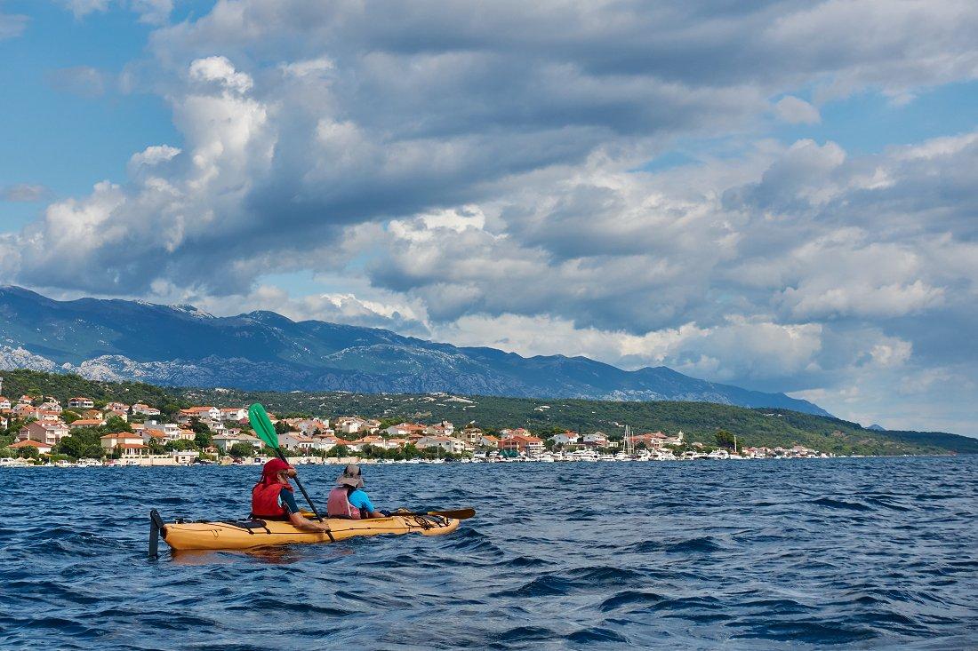 "Canal" entre les îles de Rab et Dolin, au fond le massif du Velebit