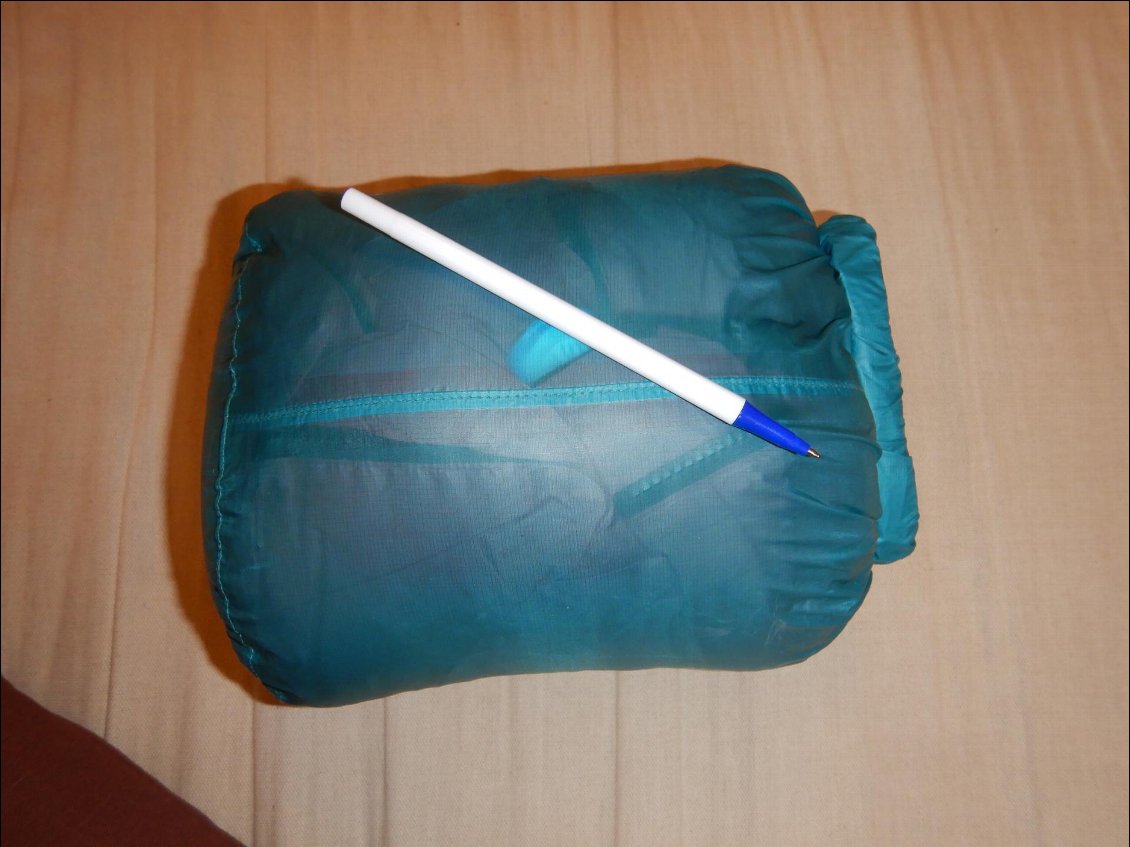 4 à 5 litres environ dans un sac de compression sans la compresser au maximum