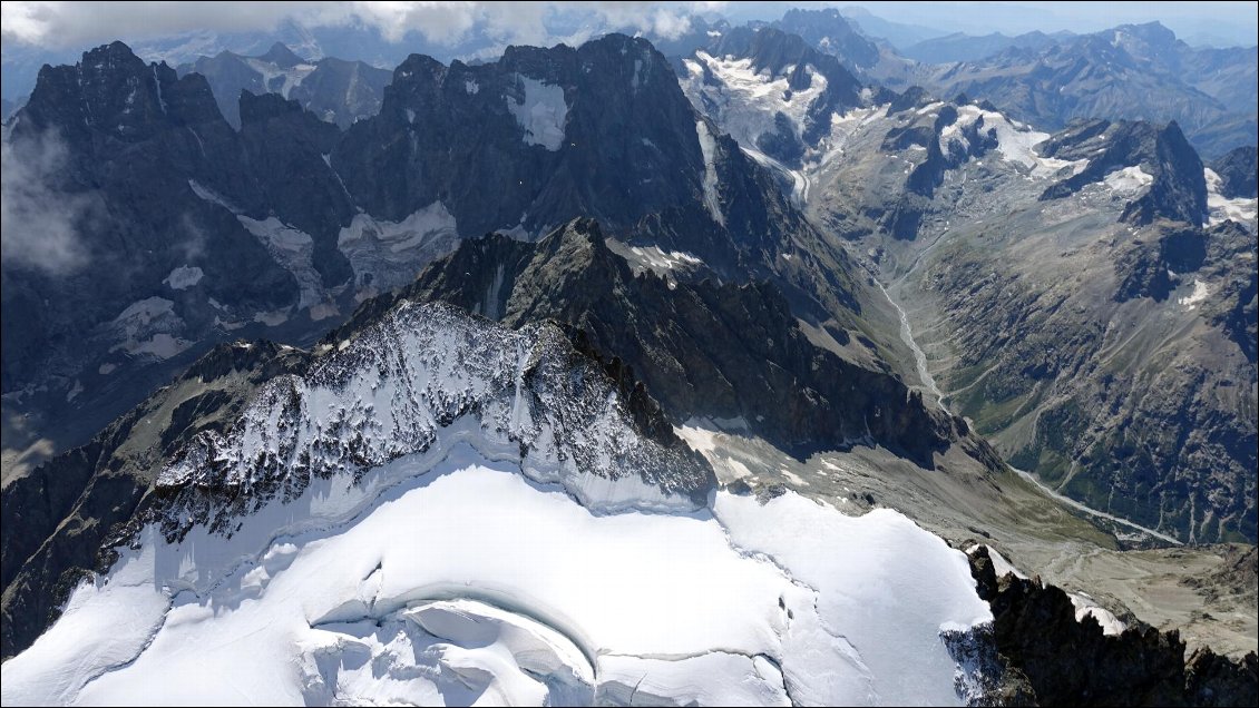 La barre et le dôme des Écrins vus de bien au-dessus, Johanna (de la rédac) s'est retrouvée sur ce vol plusieurs heures au-dessus de 3000m avec une altitude maximale de 4600m. Même en été, une doudoune performante est requise pour ce genre de vol :-)