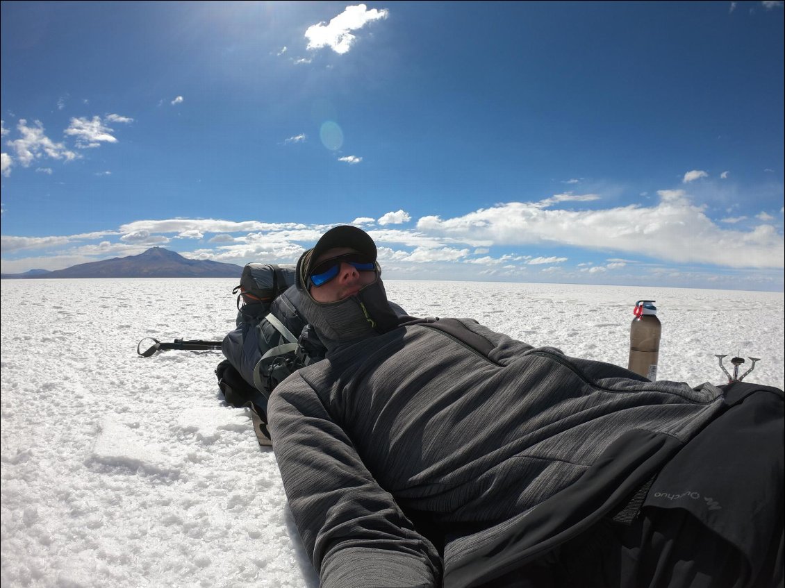 Derrière se trouve le volcan Tunupa à plusieurs dizaines de kilomètres. Ce désert est tellement plat que la perception des distances est trompeuse.