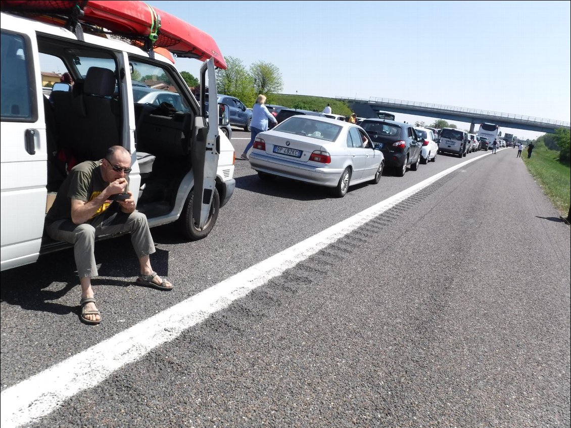 La route est pénible en raison de bouchons successifs, sur des centaines de kilomètres, au point que le timing avec le ferry risque d’être tendu…
Nos autres sont déjà arrivés à Ancone ! À midi et demi on mange sur l’autoroute, à même la chaussée, encore empêtrés dans un bouchon.