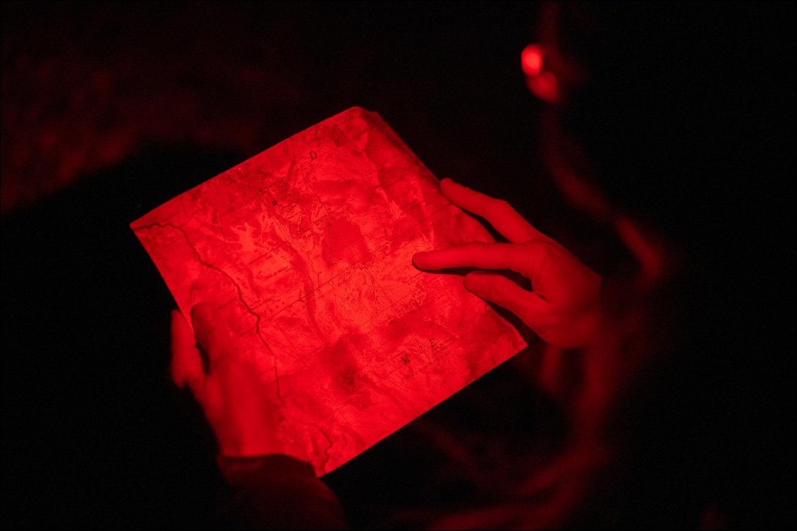Dans le noir complet, l'éclairage rouge est très pratique pour ne pas s'éblouir en lisant la carte, tout en économisant la batterie.
