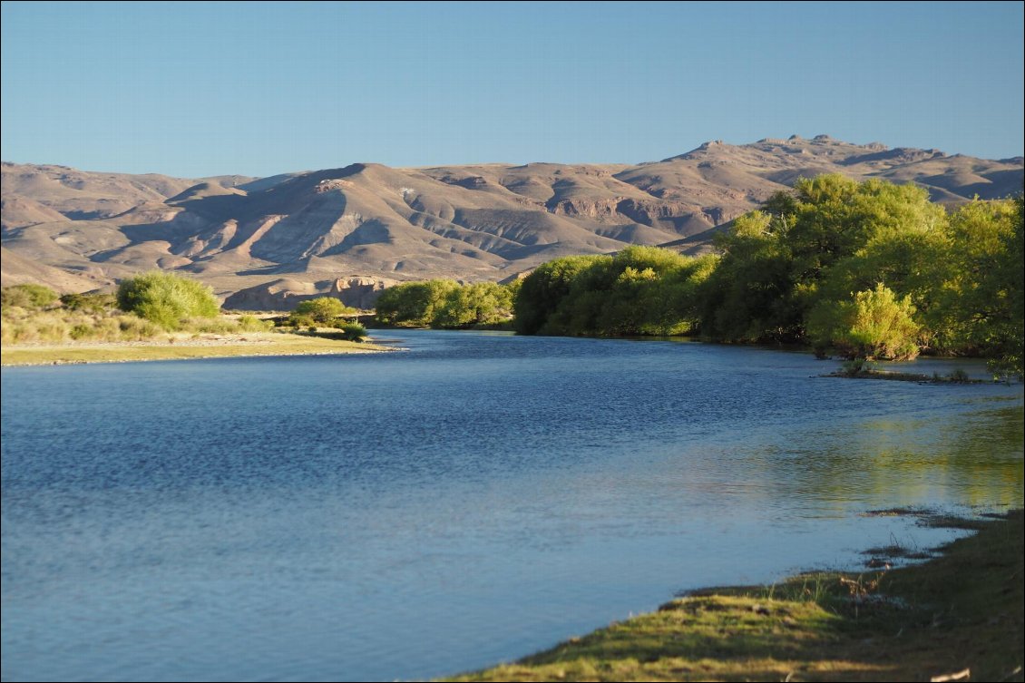 Dans sa deuxième moitié, le Chubut est plutôt calme et sinueux. Sa navigation demande alors plus d’effort physique.
D'un océan à l'autre en canoë.
Photo Thomas Pagnon