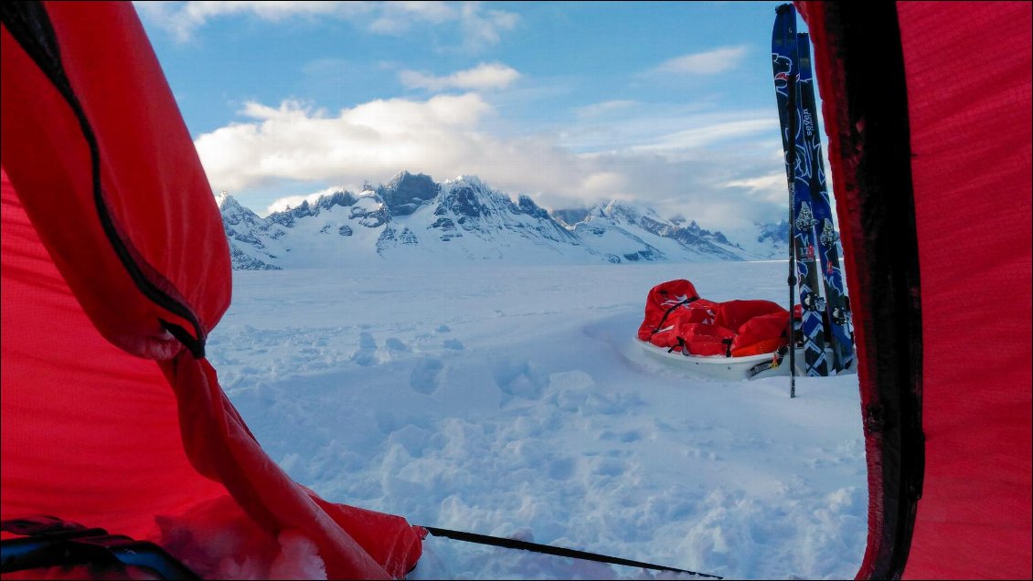 Petit matin. Les réveils sur le Campo de Hielo Sur réservent souvent des paysages somptueux.
Ski-pulka aux abords du Fitz Roy
Photo Alexandre Rezé