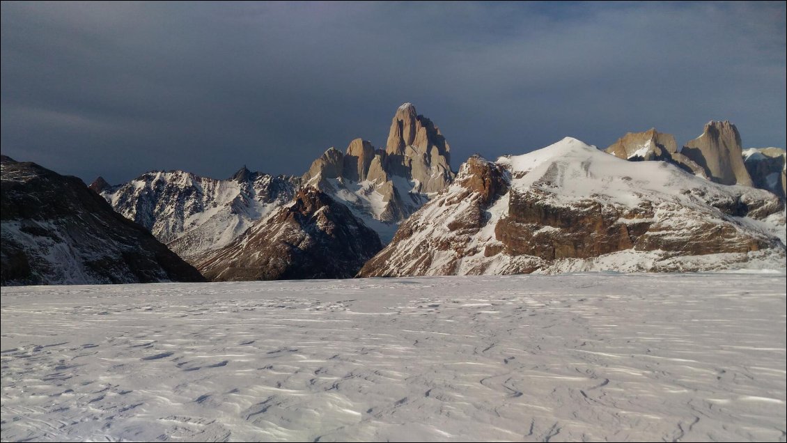 Wilderness ! Ski-pulka hivernal sur le Campo de Hielo Sur, aux abords du Fitz Roy.
Photo Alexandre Rezé