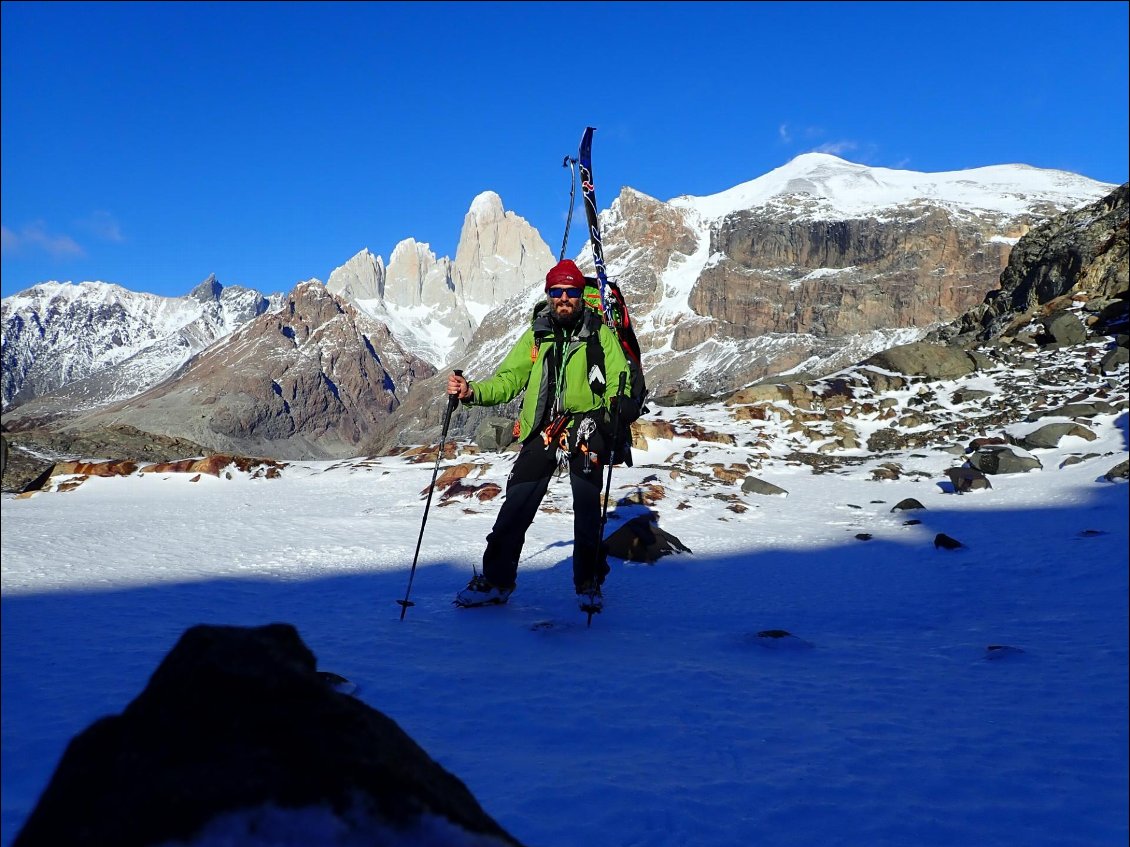 Une pause photo devant le Fitz Roy
Ski-pulka sur le Campo de Hielo Sur
Photo Alexandre Rezé