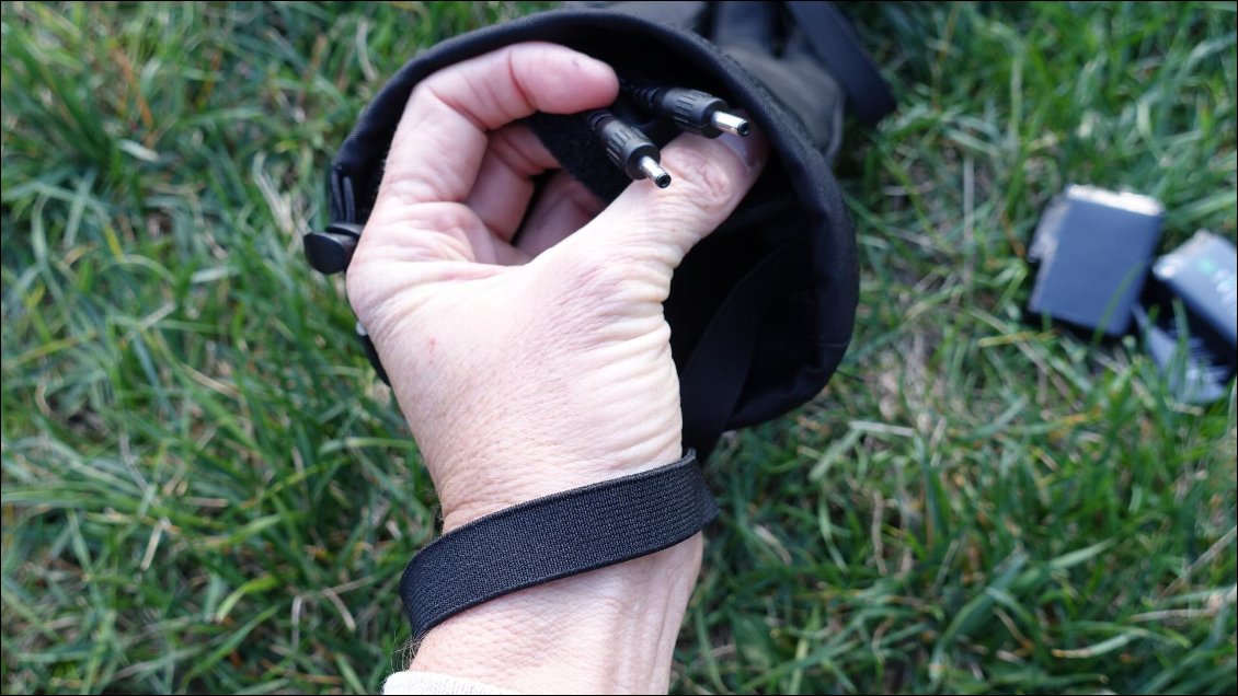 Les 2 jacks dans le compartiment permettant le branchement de la batterie et l'éventuelle 2e batterie en option.