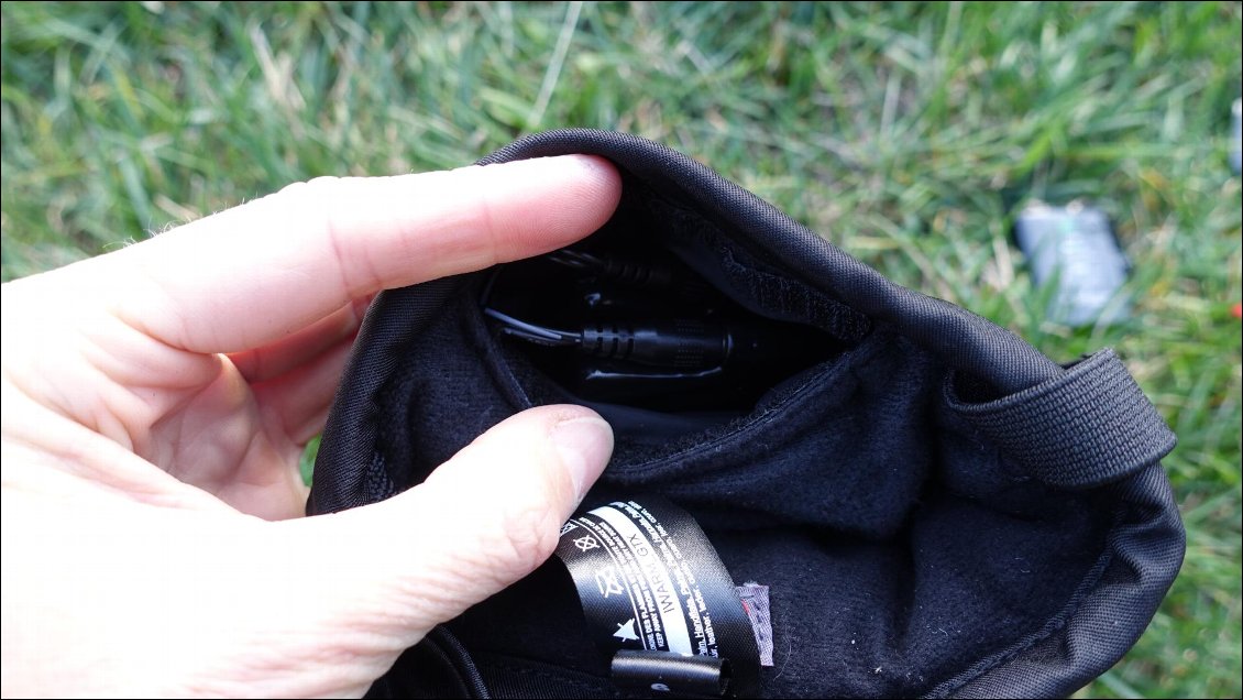 Un petit velcro permet d'accéder à l'intérieur du compartiment batterie situé dans l'intérieur du poignet.