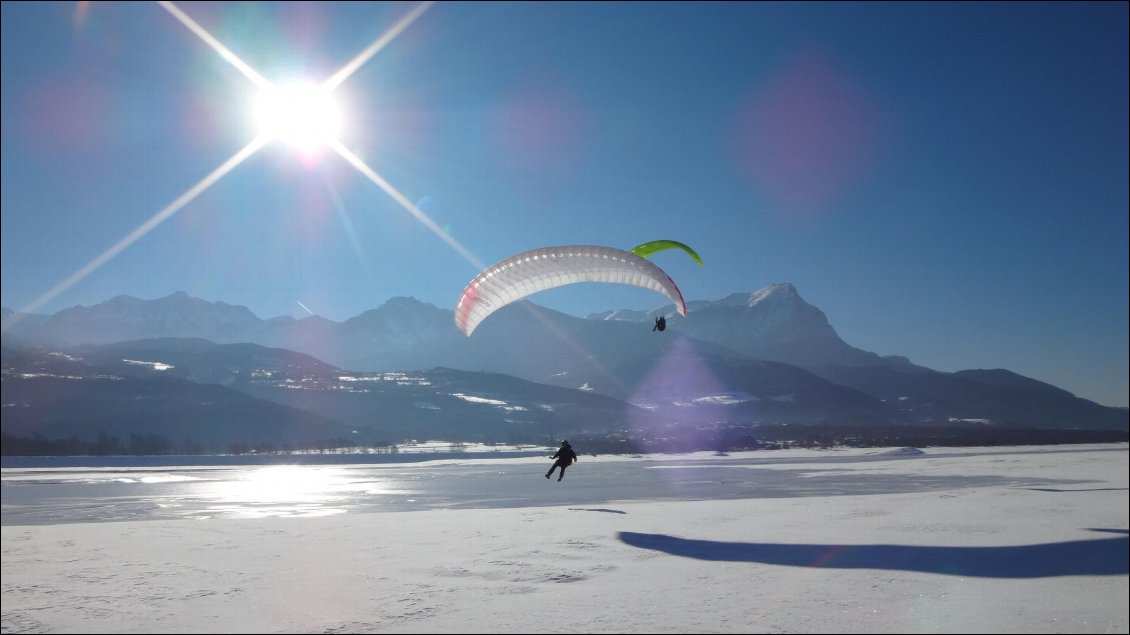 Parapente hivernal au-dessus du lac de Serre-Ponçon