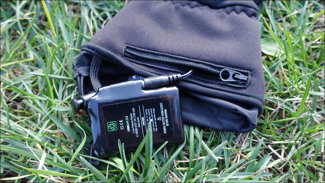 Le compartiment zippé, situé sur l'intérieur du poignet, pour la batterie que l'on branche sur le jack arrivant de l'intérieur du gant.