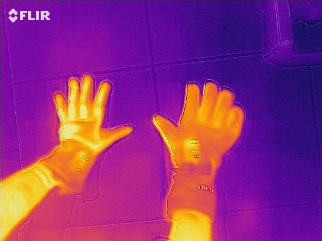 Mêmes gants que ci-dessus : IWarm 2 Layer à gauche, IWarm GTX à droite.
 Cette photo est prise au bout de plusieurs minutes de chauffe (chauffage à puissance max), le chauffage s'est mieux "propagé" à l'intérieur du gant.