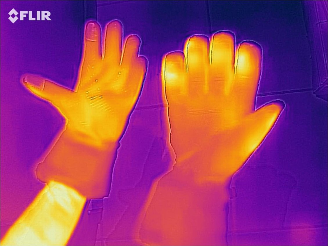 Mêmes gants que ci-dessus : IWarm 2 Layer à gauche, IWarm GTX à droite. Côté paume.