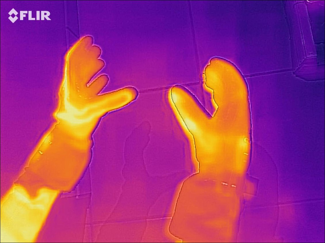 Mêmes gants que ci-dessus : IWarm 2 Layer à gauche, IWarm GTX à droite. Profil, on boit que le pouce est bien chauffé comme les autres doigts.