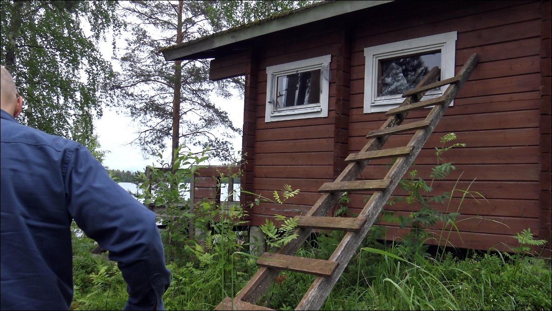 Une fois à la cabane c'est le choc : La nourriture que nous avons laissé sur place cet hiver a été volée : 7kg de chocolat, une trentaine de soupes déshydratées, des boites de sardines, aussi du pâté et deux cartouches de gaz. Une vitre du sauna est cassée et l'unique meuble du lieu a été sérieusement secoué, mais rien ne permet de vraiment déterminer ce qui s'est déroulé ici. Tout est réparé et nettoyé dans l'heure qui suit mais s’être faits volé dans une une cabane où la clé reste toujours sur la porte, c’était un risque éventuel.