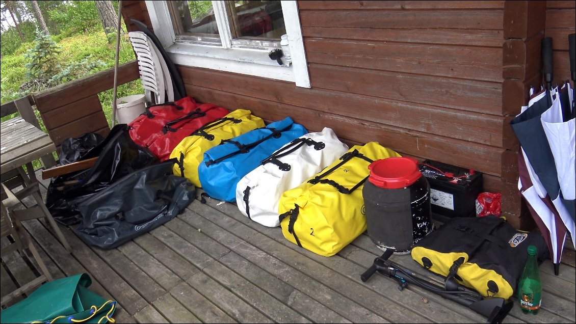 Nous partirons avec 7 sacs de 90 litres. Aucun n'est rempli à bloc, parce qu'il est préférable de repartir le poids en le divisant, plutôt que de tout concentrer dans quelques sacs qui seront un calvaire à porter. Il y a aussi la tente et son double toit en nylon à emporter. Mais ne nous demandez pas le poids total exact, les chiffres nous semblent trop capitalistes pour s'y référer. Ce n'est pas le poids de ce que nous emportons qui compte, c'est de savoir que la vie à un terme et qu'il faut donc l'envisager avec légerté.