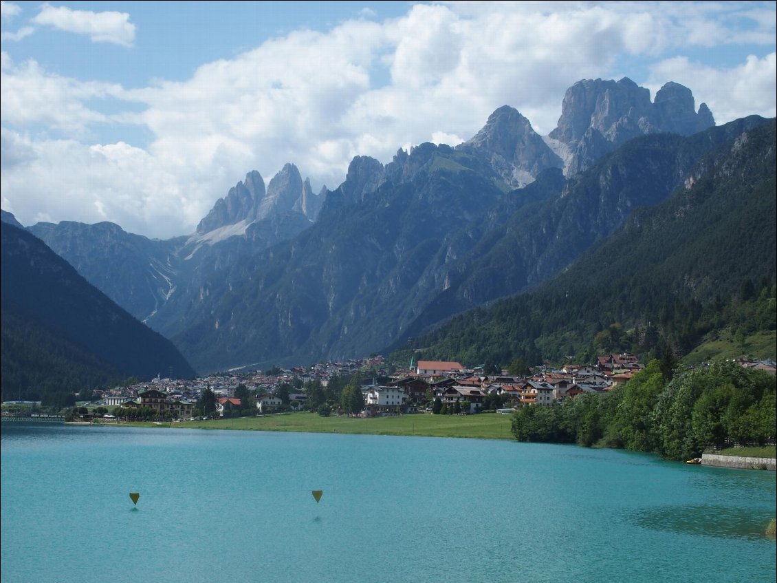 Le lac et les dolos ! Superbe !