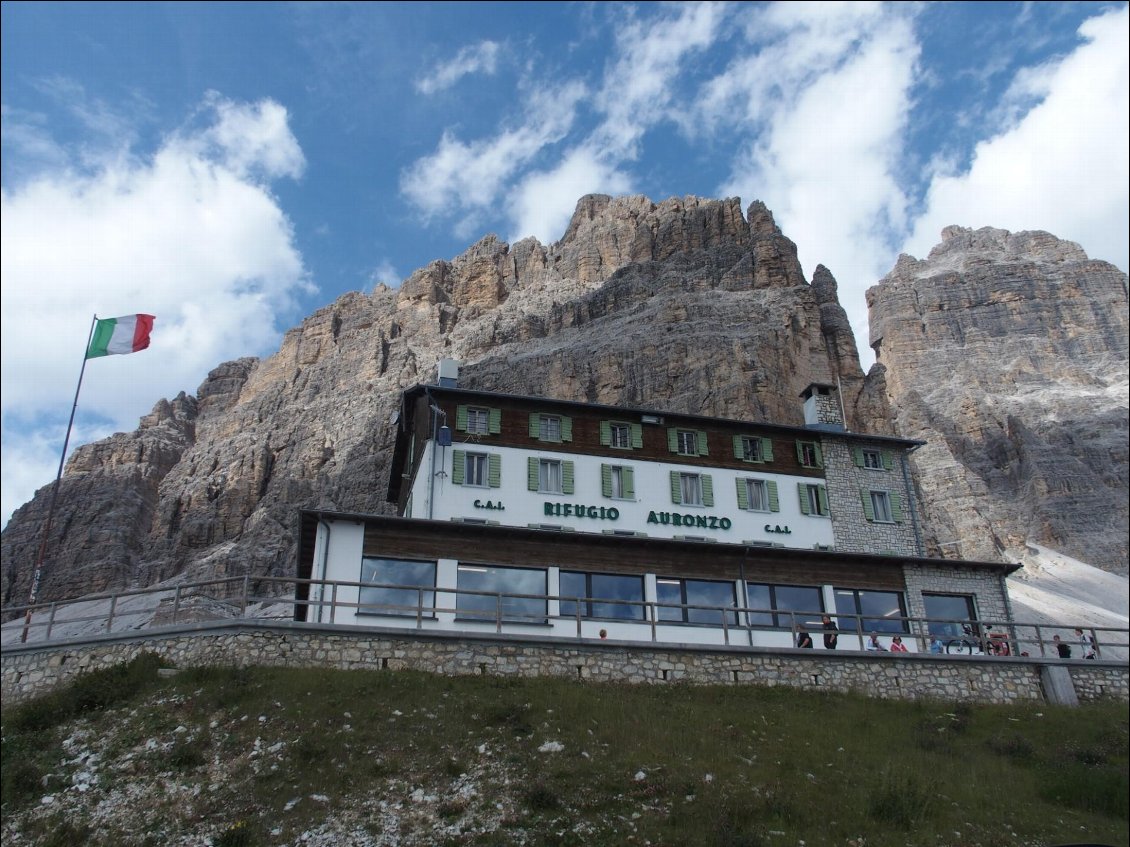 Le refuge au pied de la face sud des Tre Cime